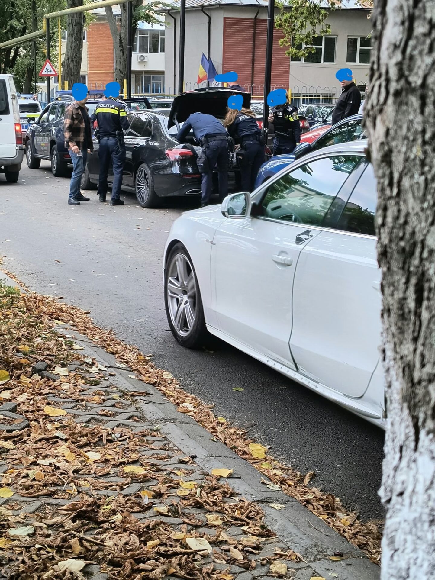 mașină poliție și jandarmi oprind un Mercedes în Vaslui mașină poliție și jandarmi oprind un Mercedes în Vaslui