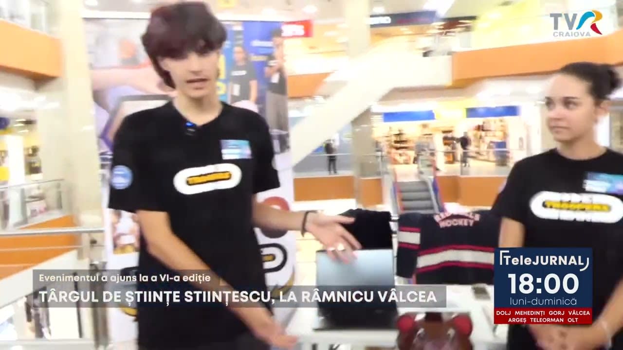 Elevi prezentând proiecte științifice la Târgul Ştiinţescu Elevi prezentând proiecte științifice la Târgul Ştiinţescu