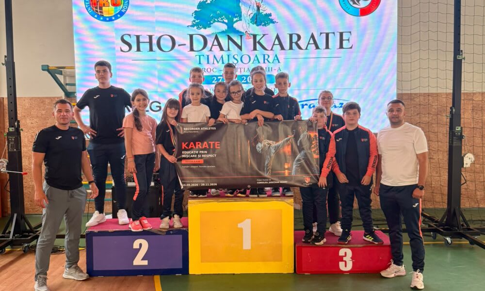 sportivi karate pe podium, medalii și echipamente sportive