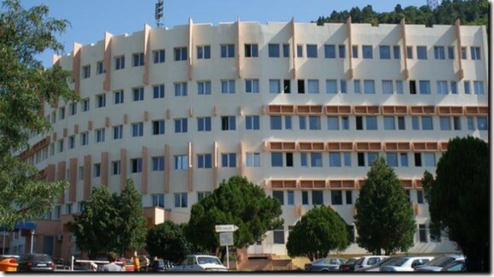 Rezervor de apă montat la spital, construcție, infrastructură Rezervor de apă montat la spital, construcție, infrastructură