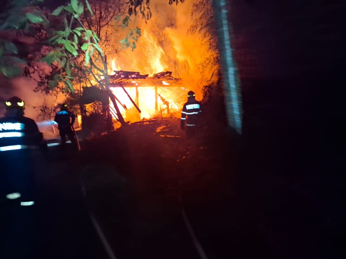 Echipaj de pompieri intervenind la un incendiu într-o gospodărie nelocuită Echipaj de pompieri intervenind la un incendiu într-o gospodărie nelocuită