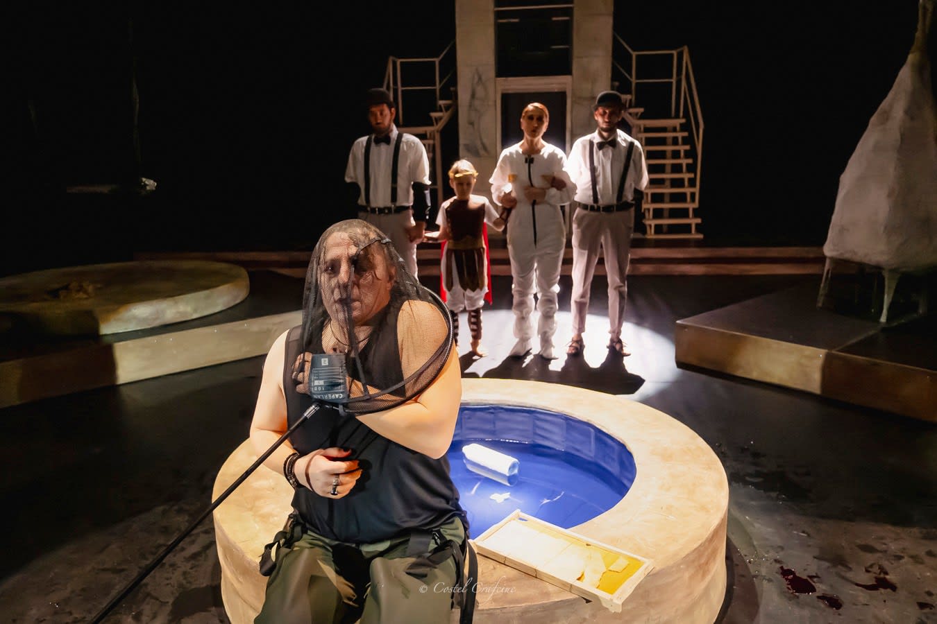 actor pe scenă în spectacolul CALIGULA de Albert Camus actor pe scenă în spectacolul CALIGULA de Albert Camus