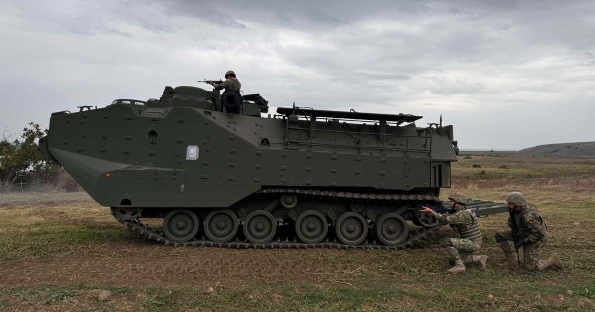 Primele nouă vehicule amfibii de asalt au fost livrate României la Babadag
