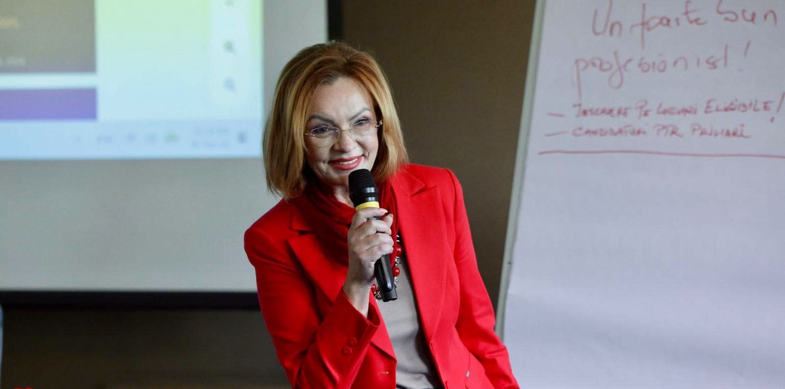 deputata Adomnicăi semnând scrisoare pentru fonduri europene
