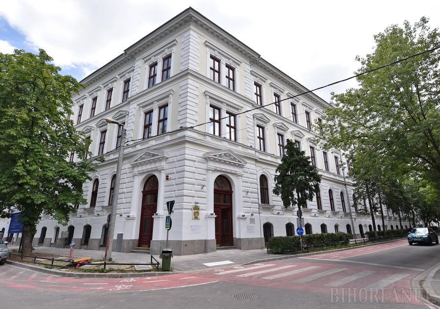 clasă de liceu cu elevi și profesori în sala de clasă clasă de liceu cu elevi și profesori în sala de clasă