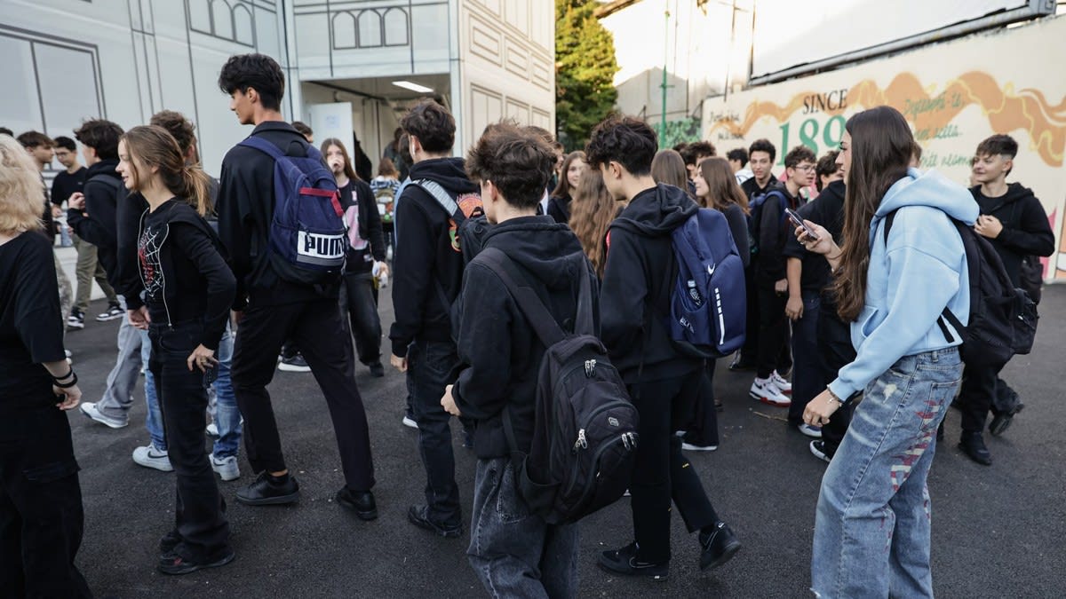 Elevi din toată țara s-au îmbrăcat în negru și au protestat împotriva uniformelor școlare obligatorii