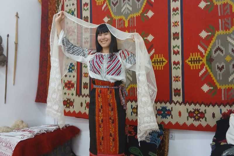 studentă japoneză în costum tradițional românesc la muzeu studentă japoneză în costum tradițional românesc la muzeu