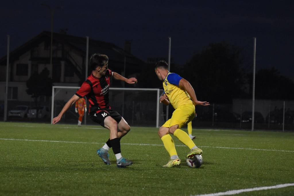 Echipa de fotbal CSM Săcele în timpul unui meci Echipa de fotbal CSM Săcele în timpul unui meci