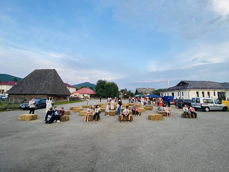 teren de sport și spații verzi în curtea școlii din Bârsana teren de sport și spații verzi în curtea școlii din Bârsana