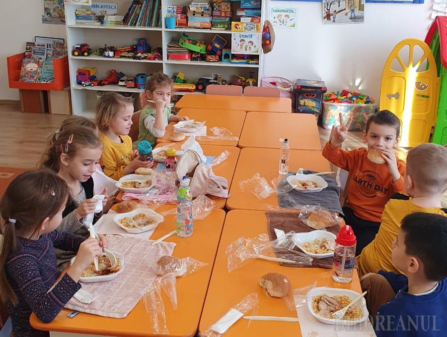 clădire școală din Bihor, elevi în clasă, activități educaționale clădire școală din Bihor, elevi în clasă, activități educaționale