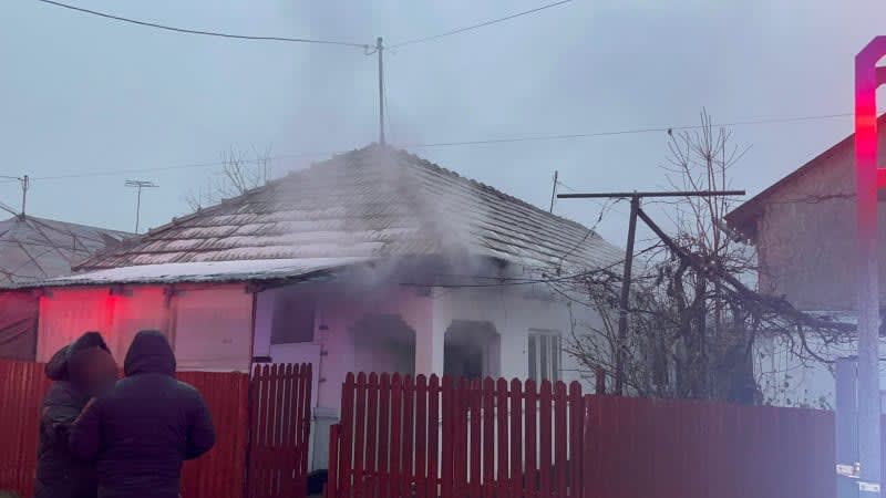 incendiu la locuință în Neamț, pompieri intervenind incendiu la locuință în Neamț, pompieri intervenind