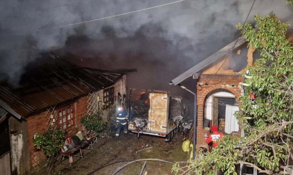 Incendiu violent în Albeștii de Argeș: două locuințe și anexe au fost cuprinse de flăcări