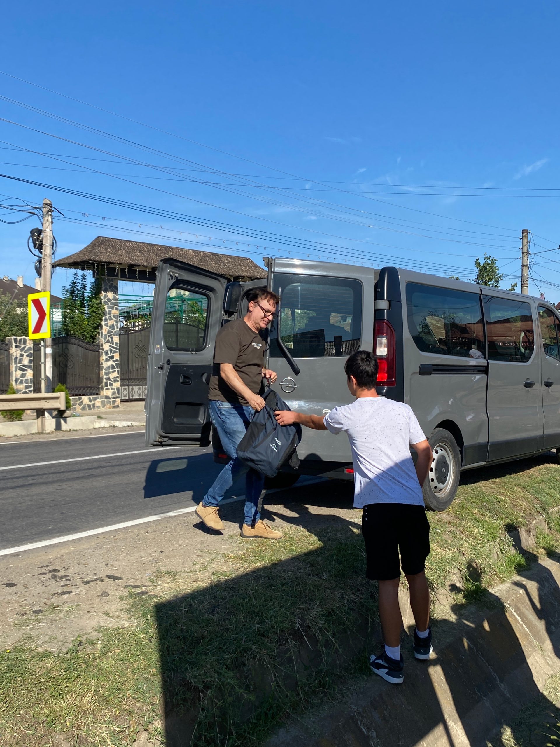 copii fericiți primind rechizite și ghiozdane copii fericiți primind rechizite și ghiozdane