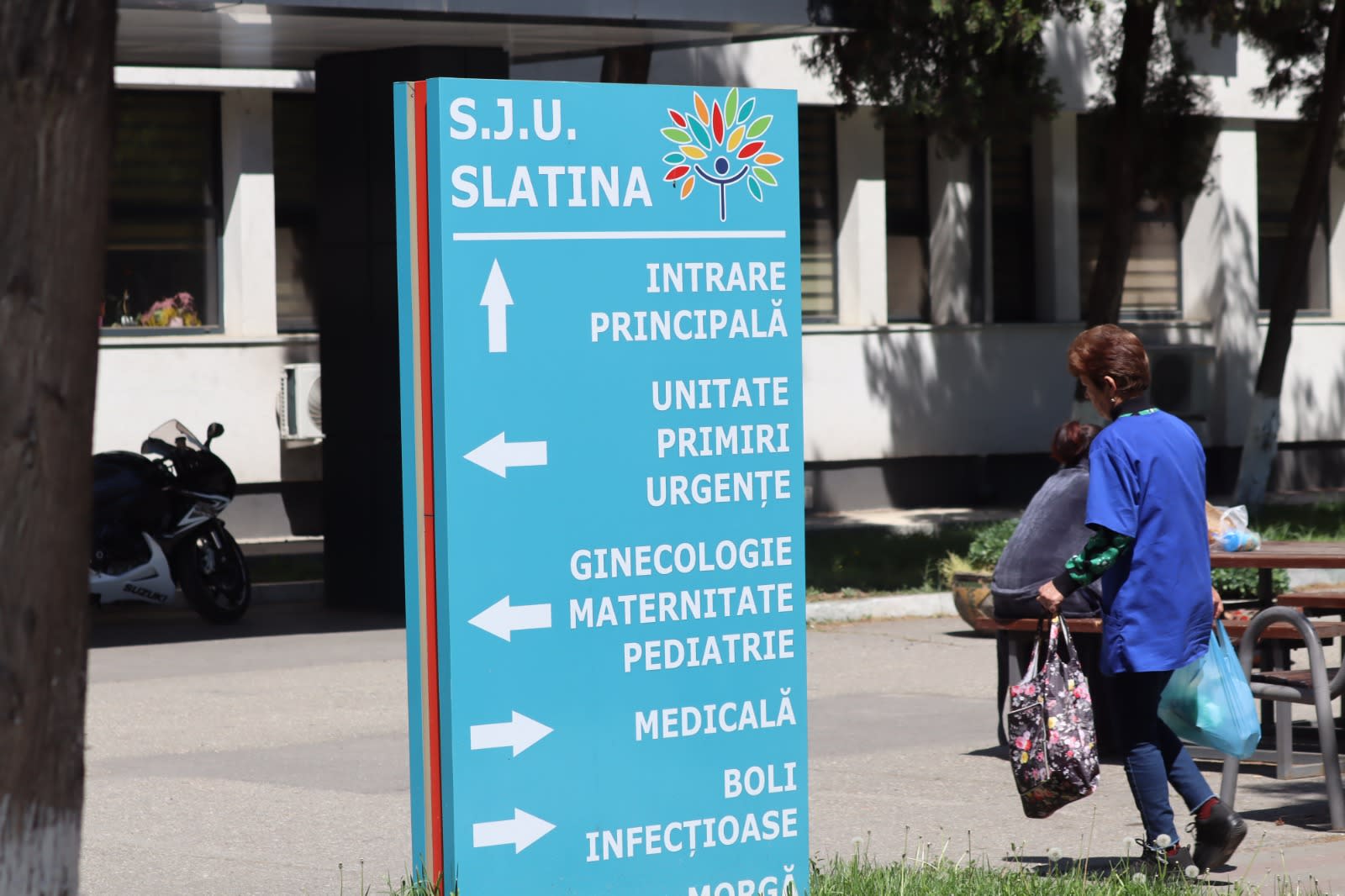 bucătărie modernă în spital, echipamente noi, personal medical