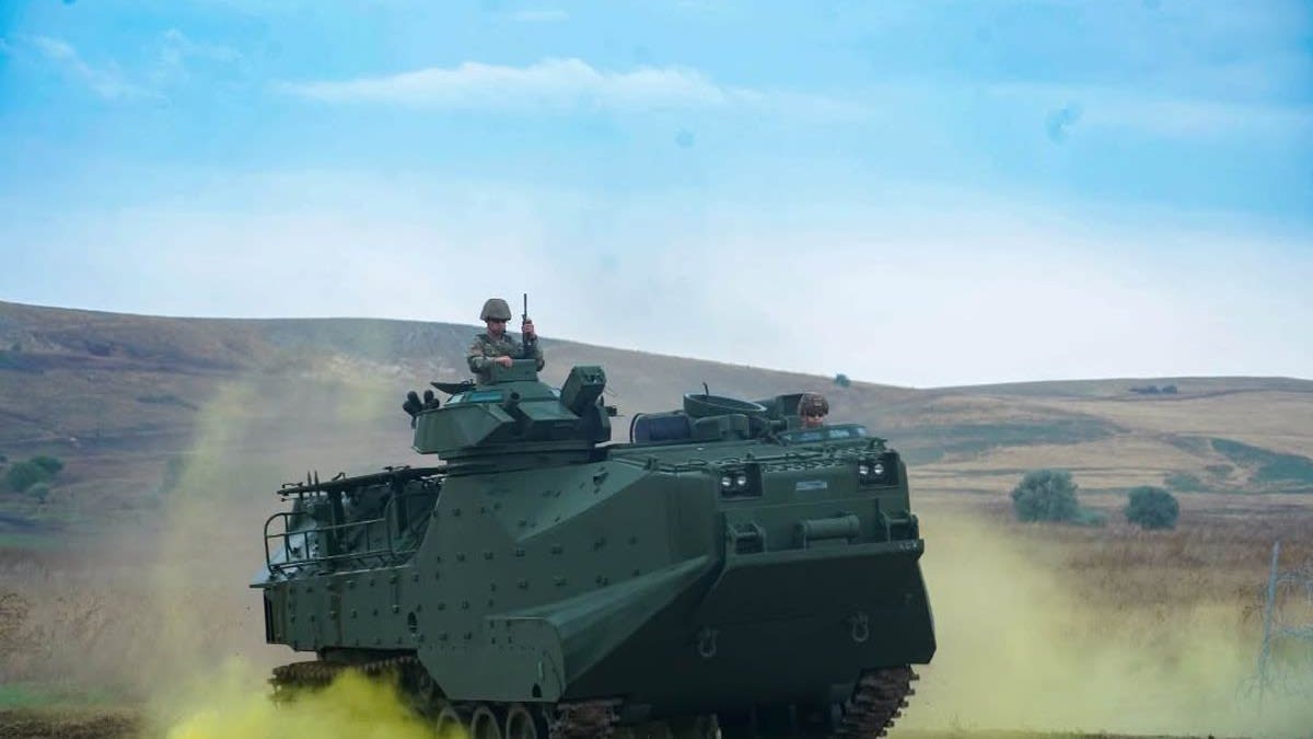 Militarii români din Babadag au recepționat oficial primele vehicule amfibii AAV-7 din SUA