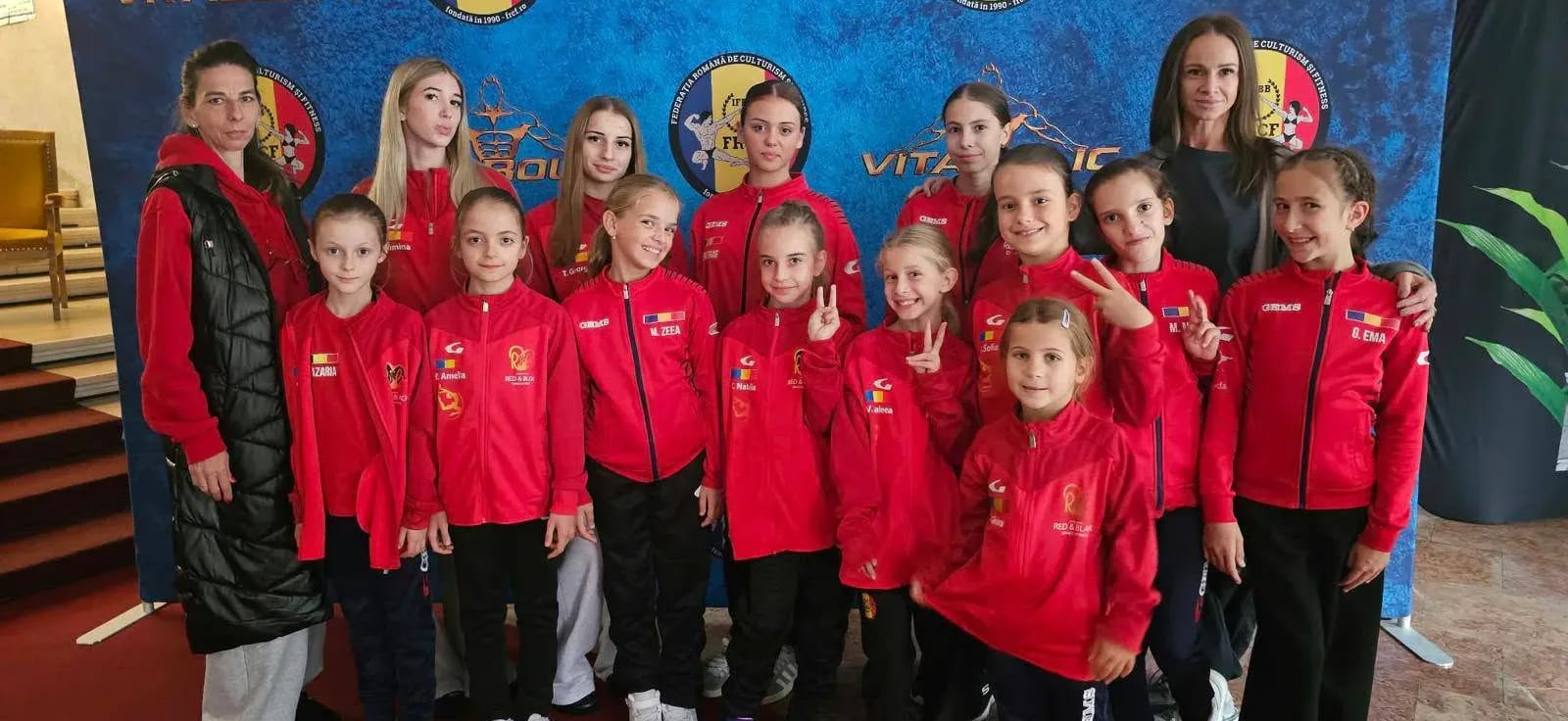 sportive performând la competiție de culturism și fitness sportive performând la competiție de culturism și fitness