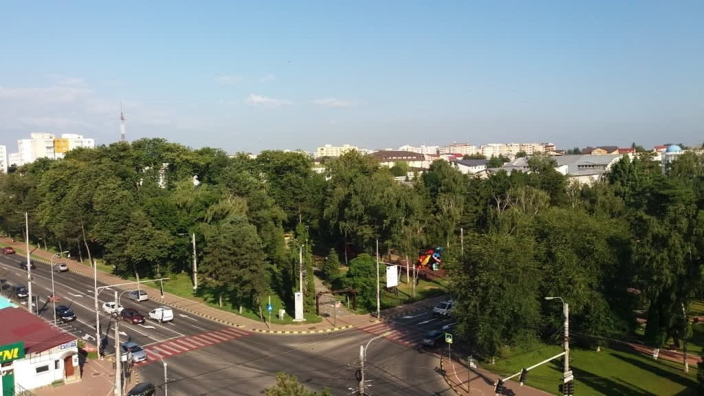 intersecție cu semafoare și semne de circulație intersecție cu semafoare și semne de circulație