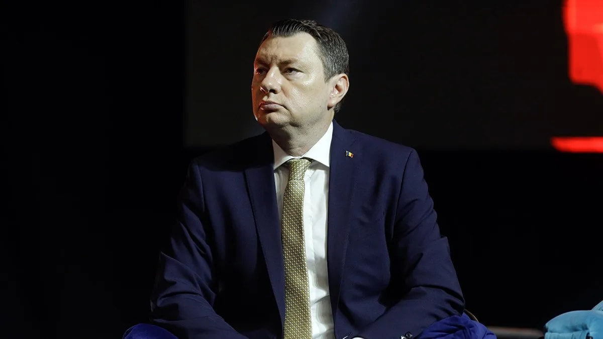 oficial BNR în timpul unei conferințe despre economie