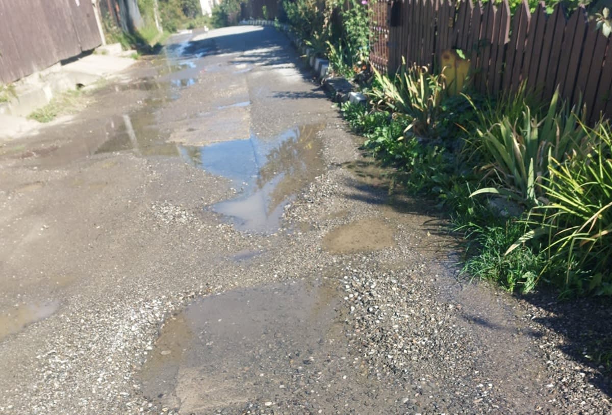 Stradă inundată în Breaza de aproape două săptămâni din cauza unei avarii la un hidrant