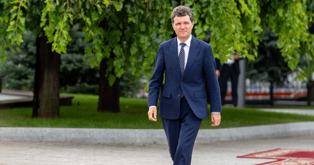 Standard & Poor's menține ratingul României la BBB- și păstrează perspectiva negativă