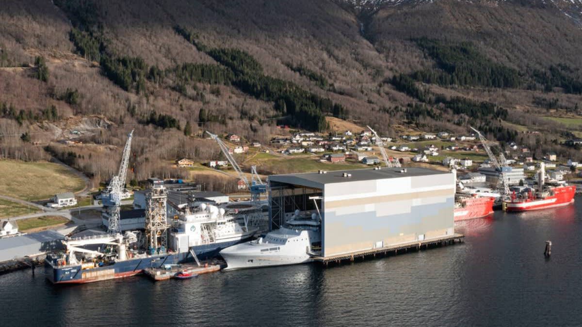 Structură uriașă de doc plutitor în construcție la șantierul naval din Tulcea Structură uriașă de doc plutitor în construcție la șantierul naval din Tulcea