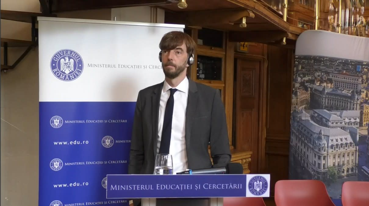 profesori în clasă, elevi și tablă, școală românească profesori în clasă, elevi și tablă, școală românească