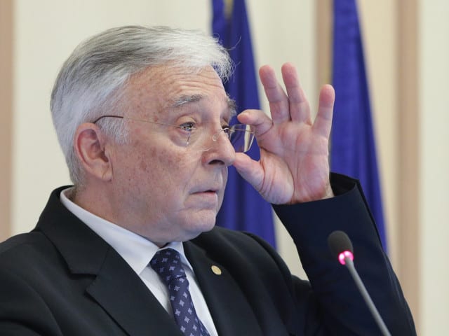 Guvernatorul BNR subliniază necesitatea continuării consolidării fiscale pentru credibilitatea României
