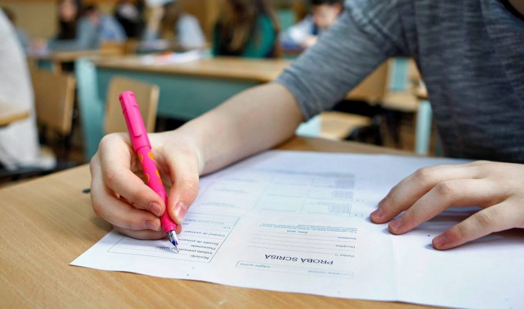 Elevi în sala de clasă susținând simularea regională a examenelor Elevi în sala de clasă susținând simularea regională a examenelor