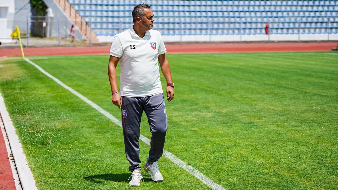 antrenor Constantin Schumacher în timpul unui interviu antrenor Constantin Schumacher în timpul unui interviu