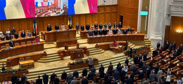 clădire parlament, sala de vot, politicieni în dezbatere clădire parlament, sala de vot, politicieni în dezbatere