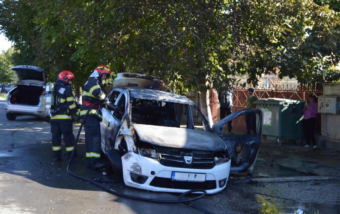 Un autoturism staționat a fost cuprins de flăcări după impactul cu alt vehicul