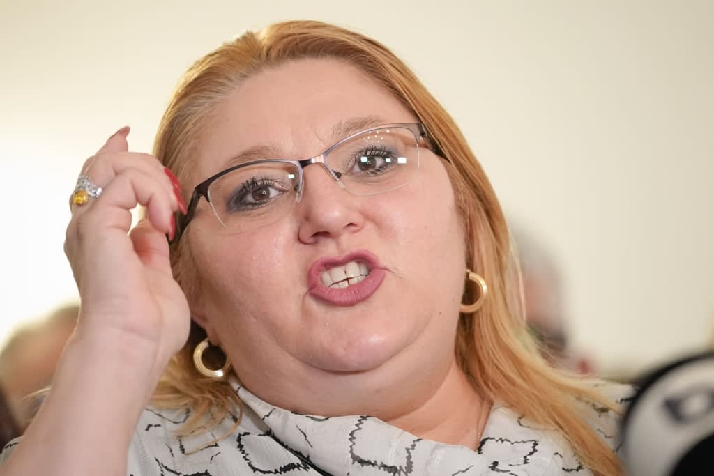 Diana Șoșoacă face scandal în Parlament în ziua votului pentru Guvernul Mureșan