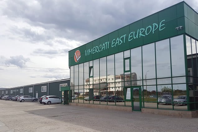 clădire de birouri, oameni de afaceri, grafice financiare clădire de birouri, oameni de afaceri, grafice financiare