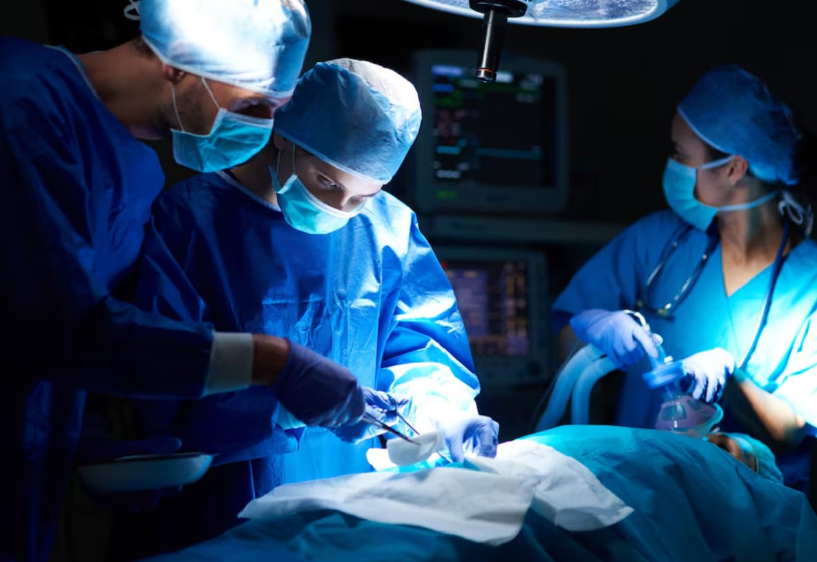 Tumoră uriașă de peste 10 kg extirpată din abdomenul unui bărbat de 56 de ani