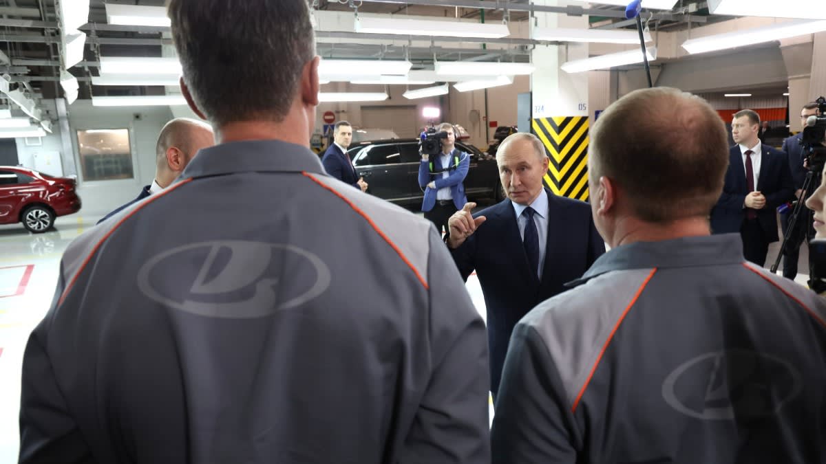 muncitori în fabrică la uzinele Lada, muncă în industrie auto