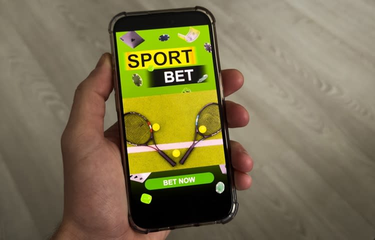 platformă de pariuri online, utilizator plasează pariu pe telefon