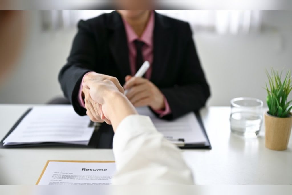 angajator și angajat în discuție la birou angajator și angajat în discuție la birou