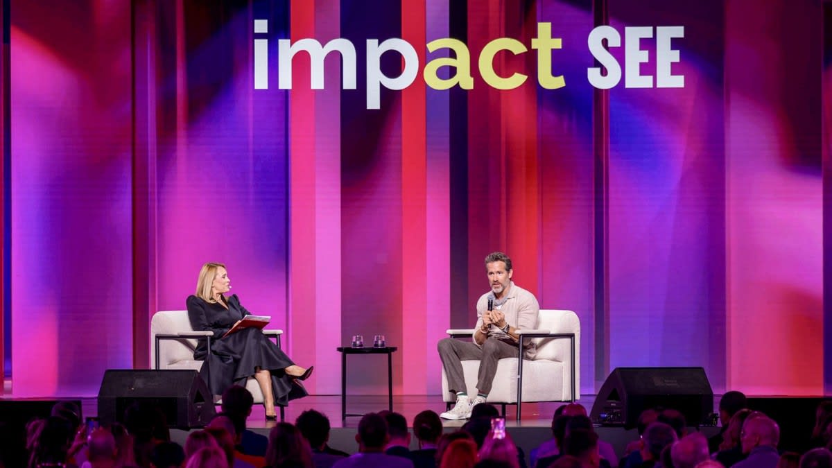 Ryan Reynolds și David Popovici pe scenă la Impact SEE’26 Ryan Reynolds și David Popovici pe scenă la Impact SEE’26