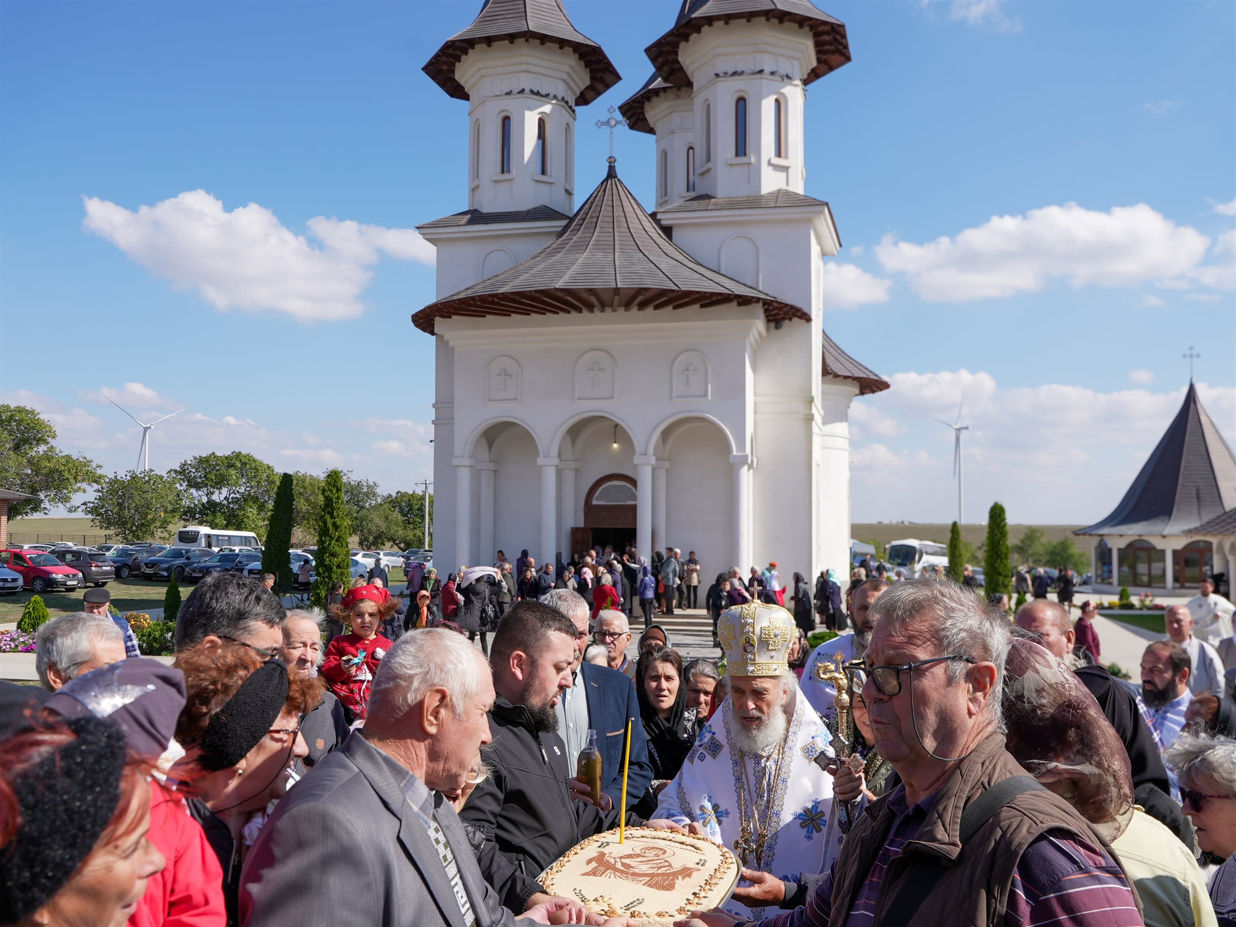 Credincioși participând la slujba de Acoperământul Maicii Domnului la schitul din Frumușița