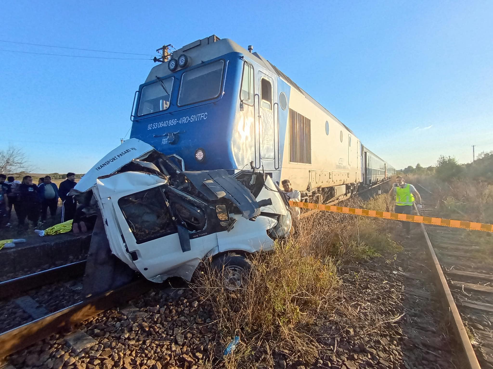 impact între tren și autoutilitară în Galați, victime impact între tren și autoutilitară în Galați, victime