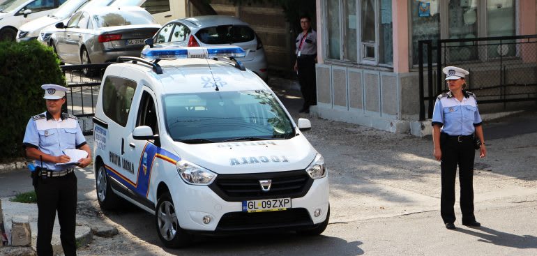 Polițiști locali monitorizând traficul în Galați Polițiști locali monitorizând traficul în Galați