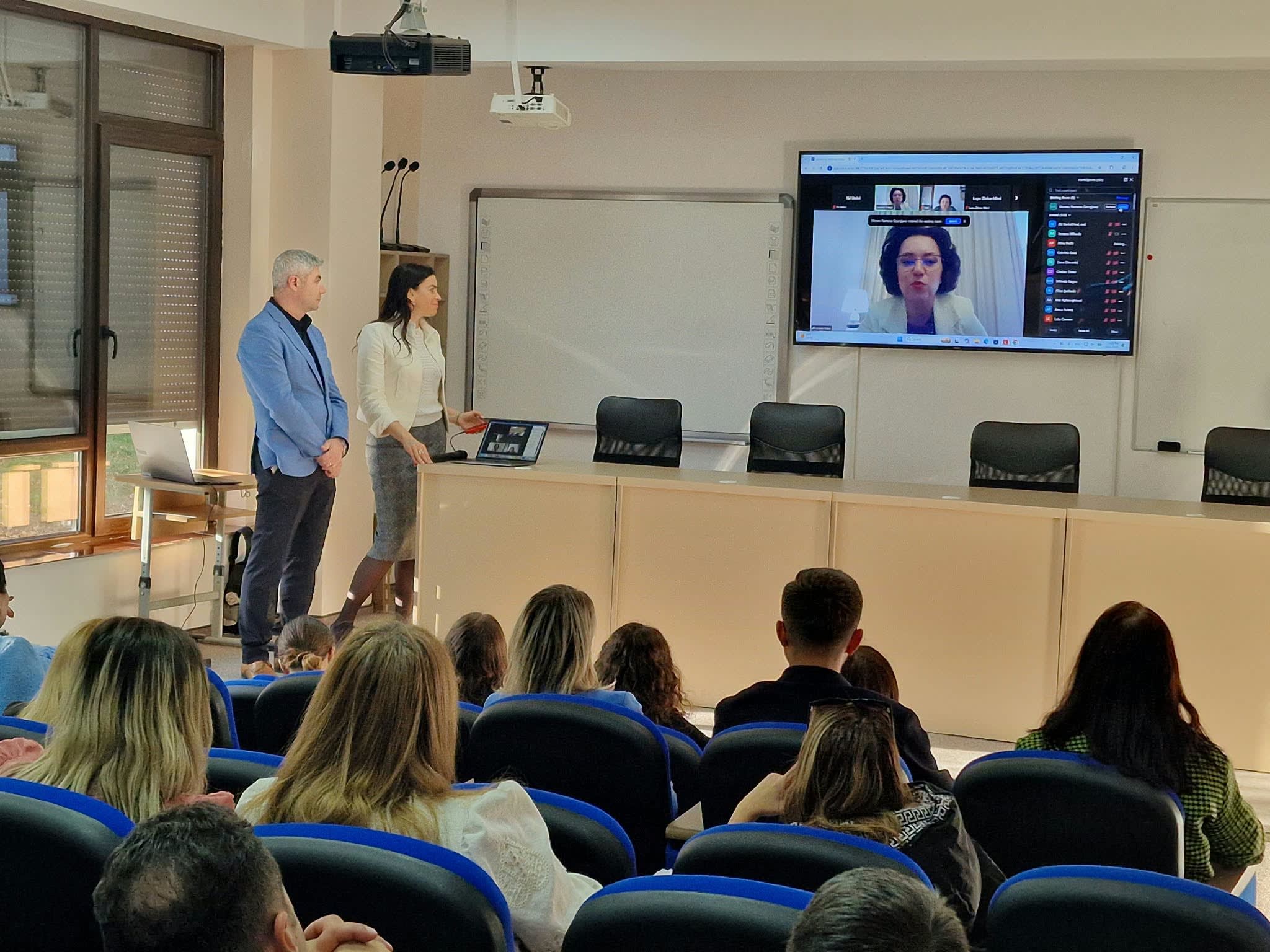 copii în clasă participând la activități educaționale despre sănătate copii în clasă participând la activități educaționale despre sănătate
