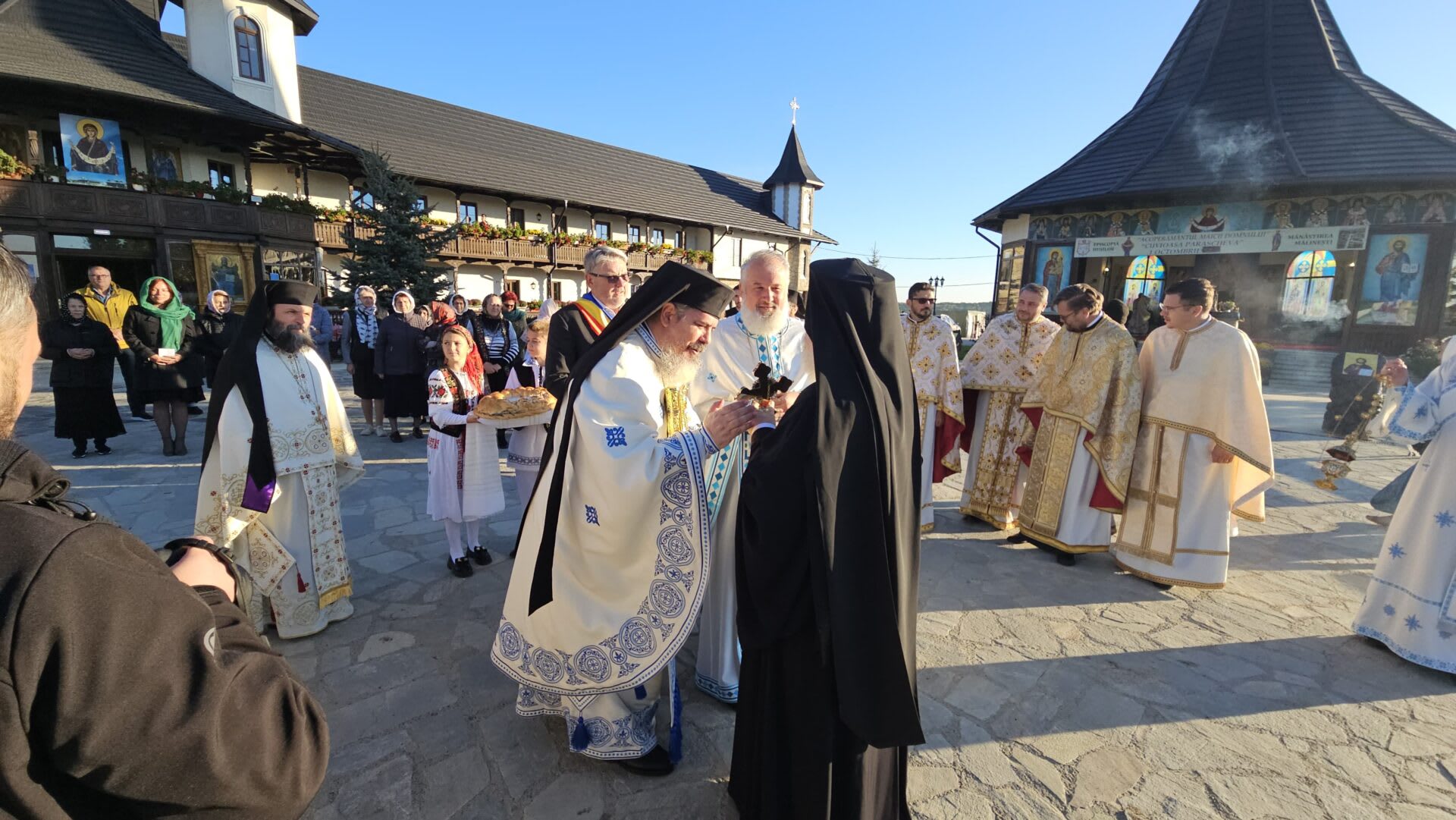 biserica de lemn din Mălinești în timpul sfințirii, credincioși, Episcop biserica de lemn din Mălinești în timpul sfințirii, credincioși, Episcop