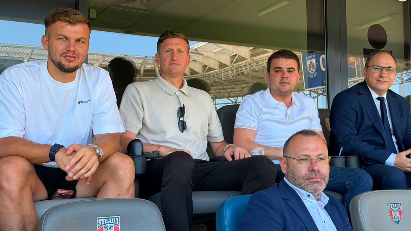 Dorin Goian în timpul unui interviu despre echipa de fotbal Cetatea Suceava Dorin Goian în timpul unui interviu despre echipa de fotbal Cetatea Suceava