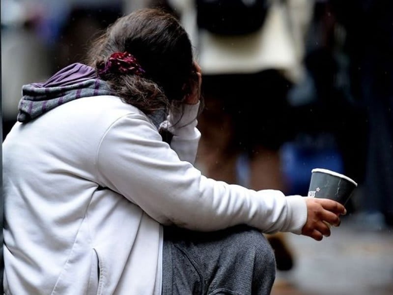 O mamă din Maramureș, arestată preventiv după ce și-a obligat fiica de 9 ani să cerșească