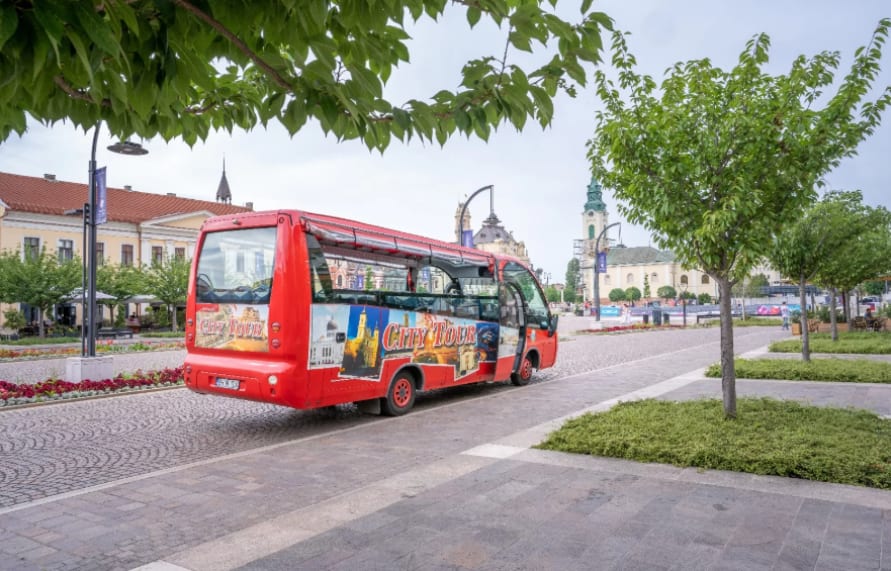 autobuz turistic în centrul orașului Oradea, tur de agrement autobuz turistic în centrul orașului Oradea, tur de agrement