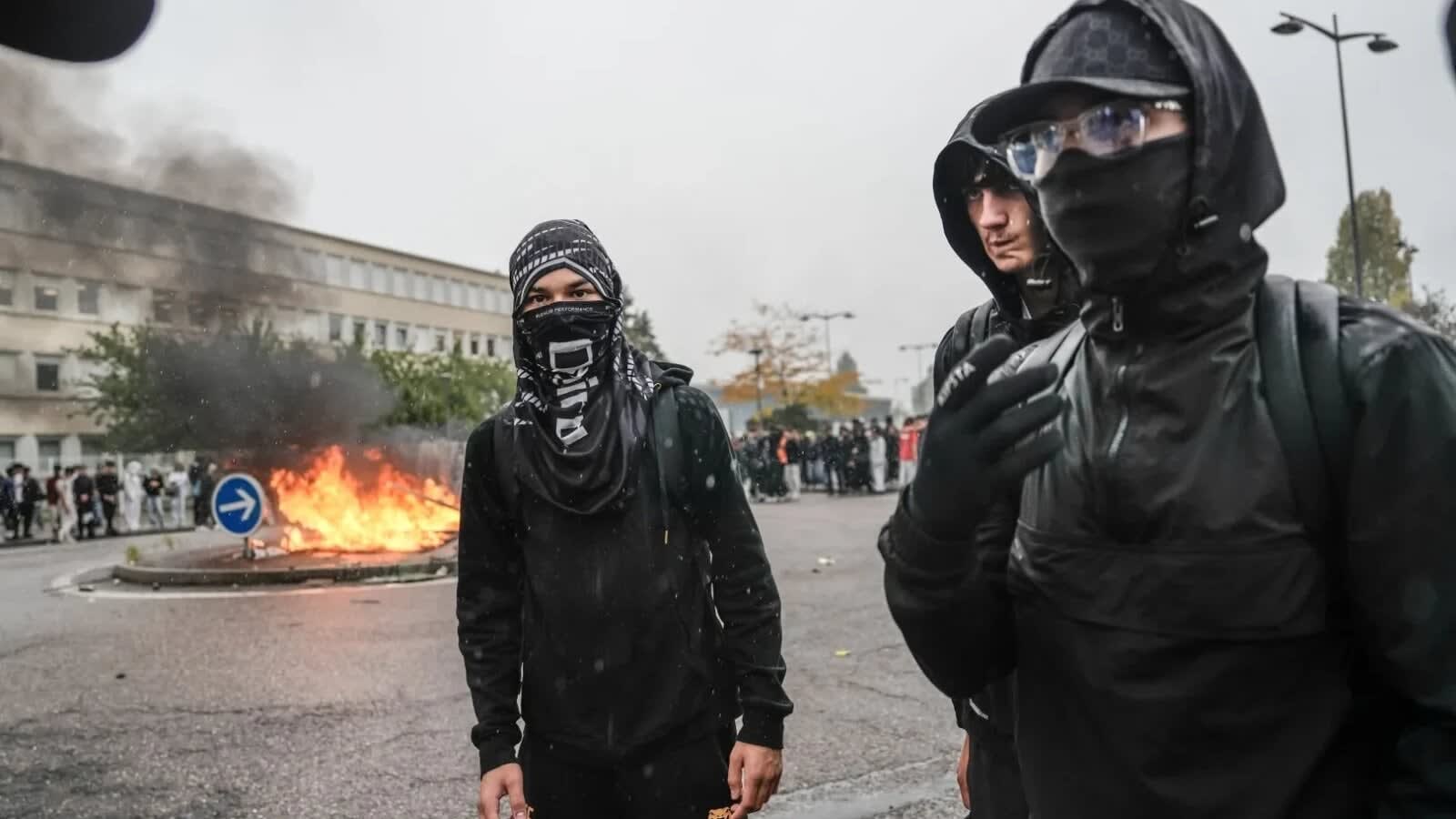 Proteste violente în Franța: elevii și studenții au ieșit în stradă, incendii și confruntări cu poliția
