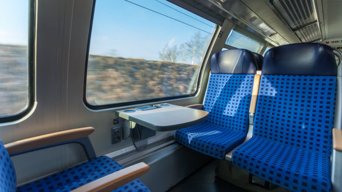 bărbat în fața casei de lux, documente și tren bărbat în fața casei de lux, documente și tren
