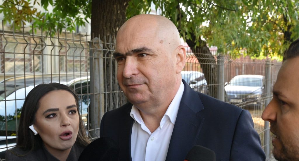 Ilie Bolojan în fața sediului DNA Iași, audiere în dosar de corupție Ilie Bolojan în fața sediului DNA Iași, audiere în dosar de corupție