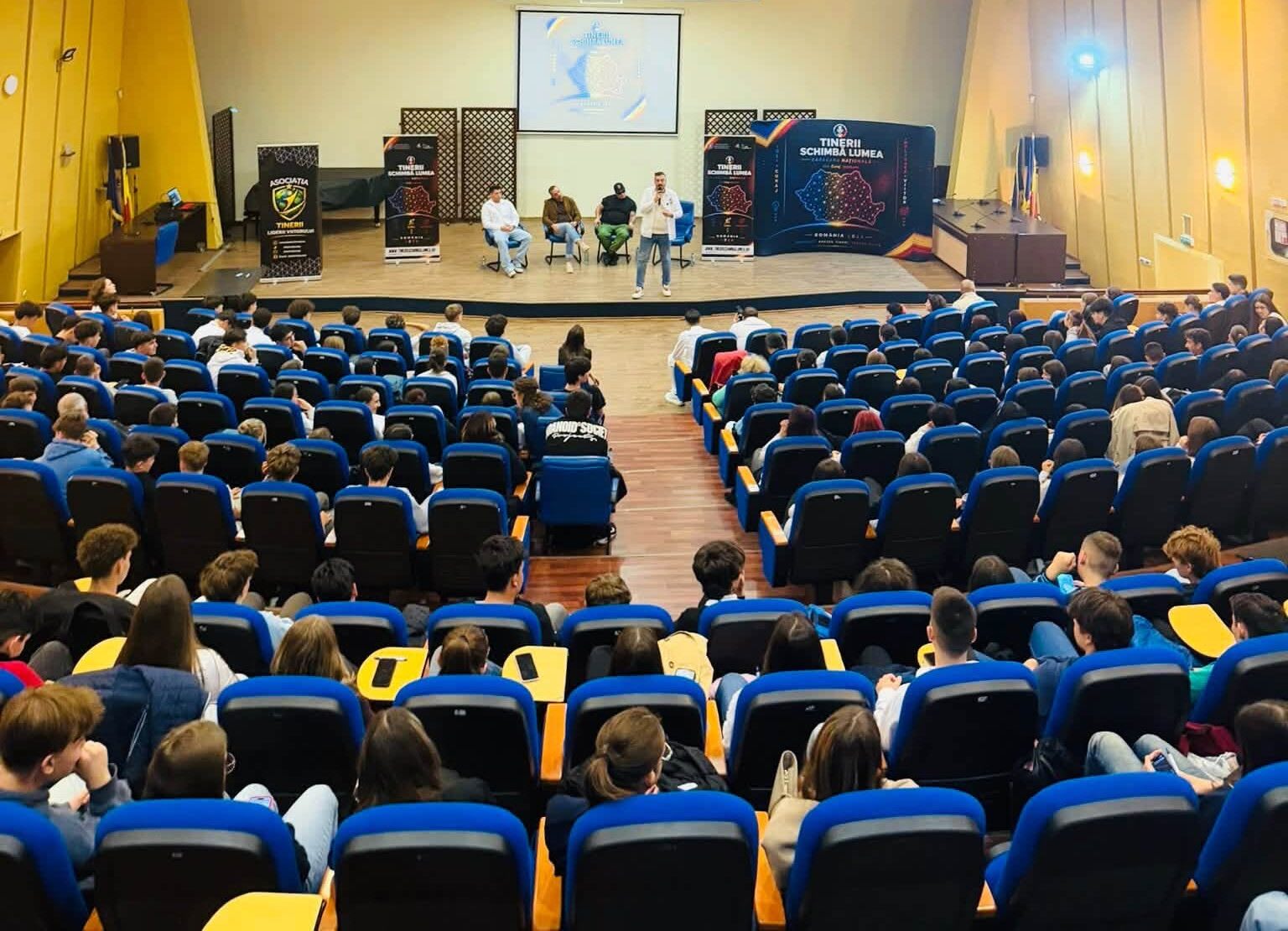 tineri participând la eveniment în sala de conferințe tineri participând la eveniment în sala de conferințe